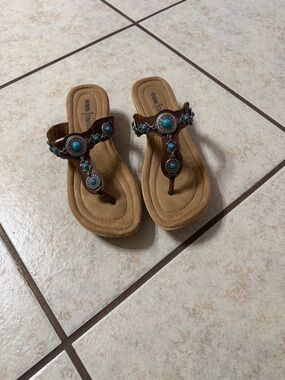 Minnetonka Size 6 Brown Sandal with Silver and Turquoise Beaded Accents